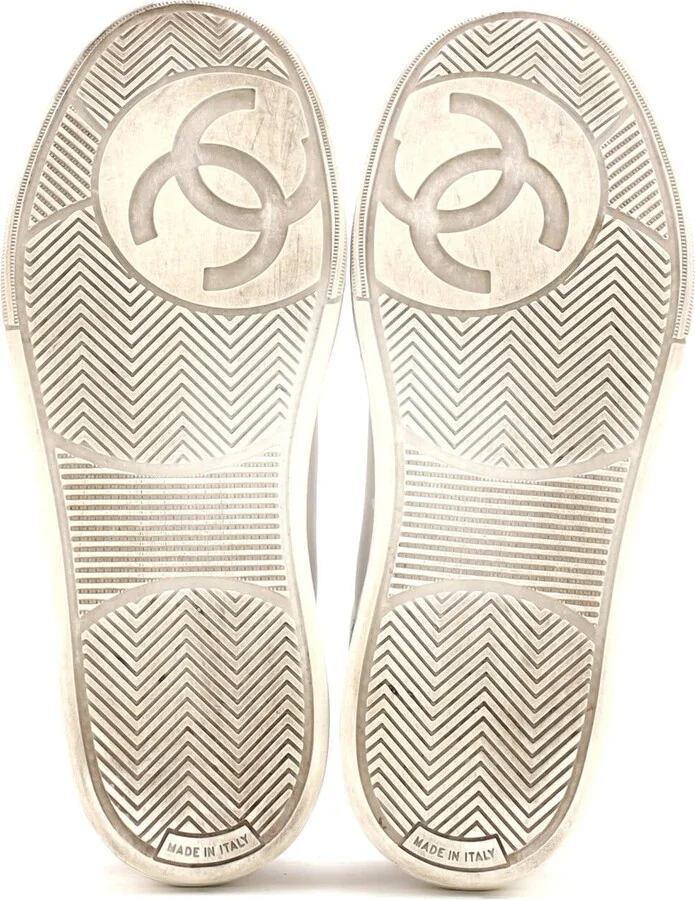 CHANEL Women's CC Logo Low-Top Sneakers Leather - Image 4