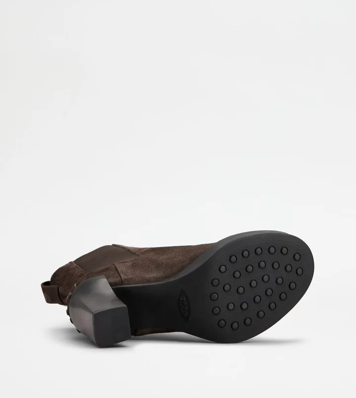 Chelsea Ankle Boots in Suede - Image 4