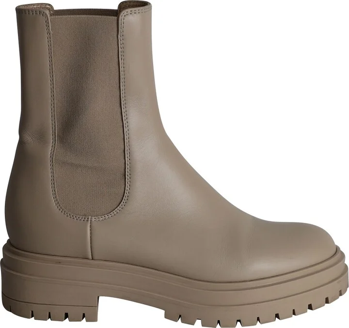 Chester Chelsea Boots in Beige Calfskin Leather