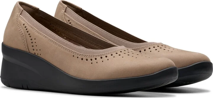 Clarks Collection Women's Suttyn Kaylie Slip-On Shoes - Image 5