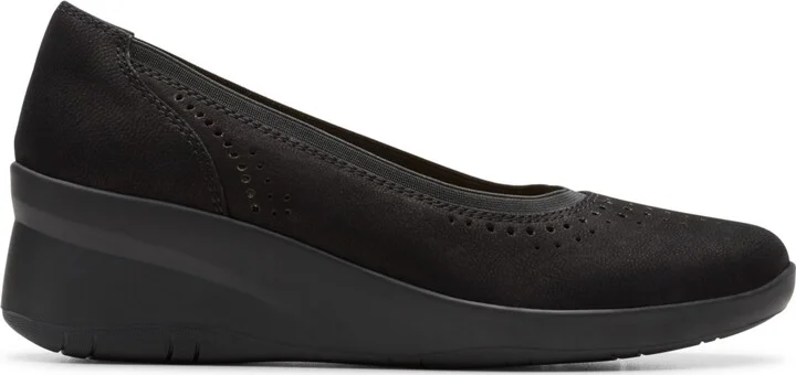 Clarks Collection Women's Suttyn Kaylie Slip-On Shoes - Image 7