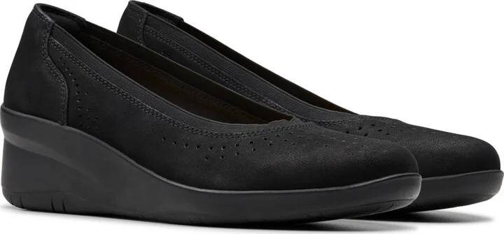 Clarks Collection Women's Suttyn Kaylie Slip-On Shoes - Image 10