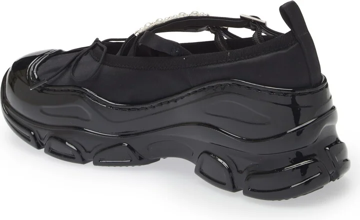 Classic Crisscross Strap Tracker Sneaker - Image 2