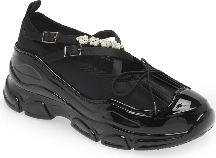 Classic Crisscross Strap Tracker Sneaker