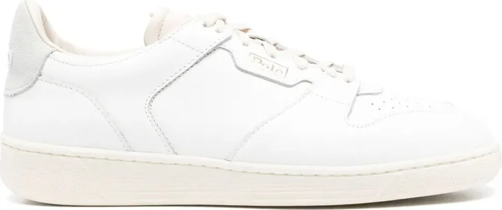Court sneakers