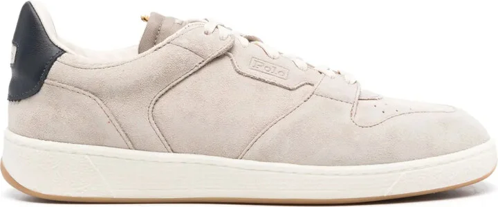 Court sneakers