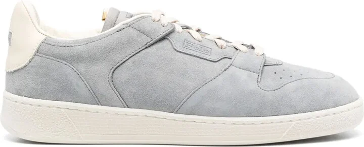 Court sneakers