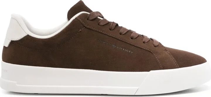 Court sneakers