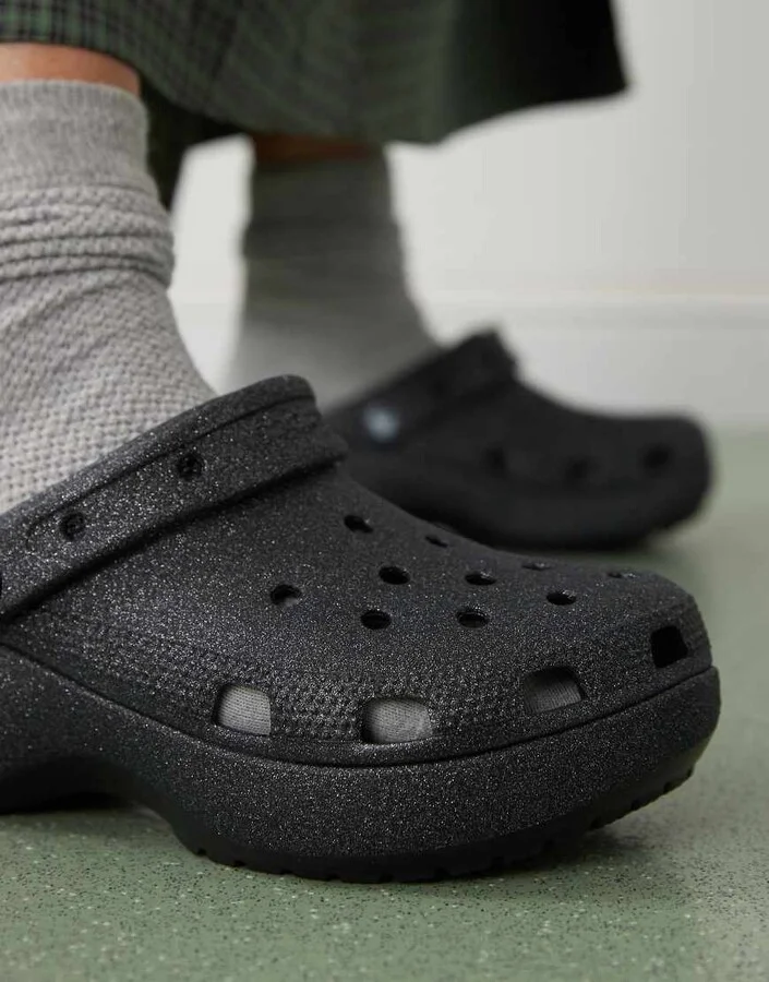 Croc classic platform glitter clog in black - Image 2
