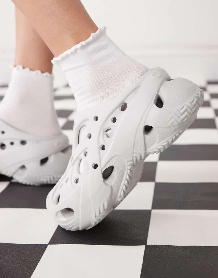 Crocs caged clog in atmosphere - Image 2