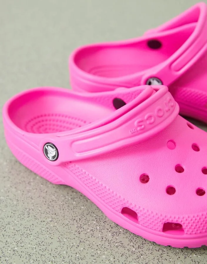 Crocs classic clogs in juice pink - Image 3