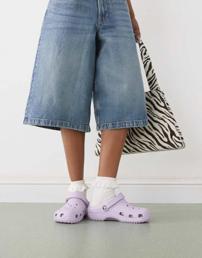 Crocs classic clogs in lavender - Image 4
