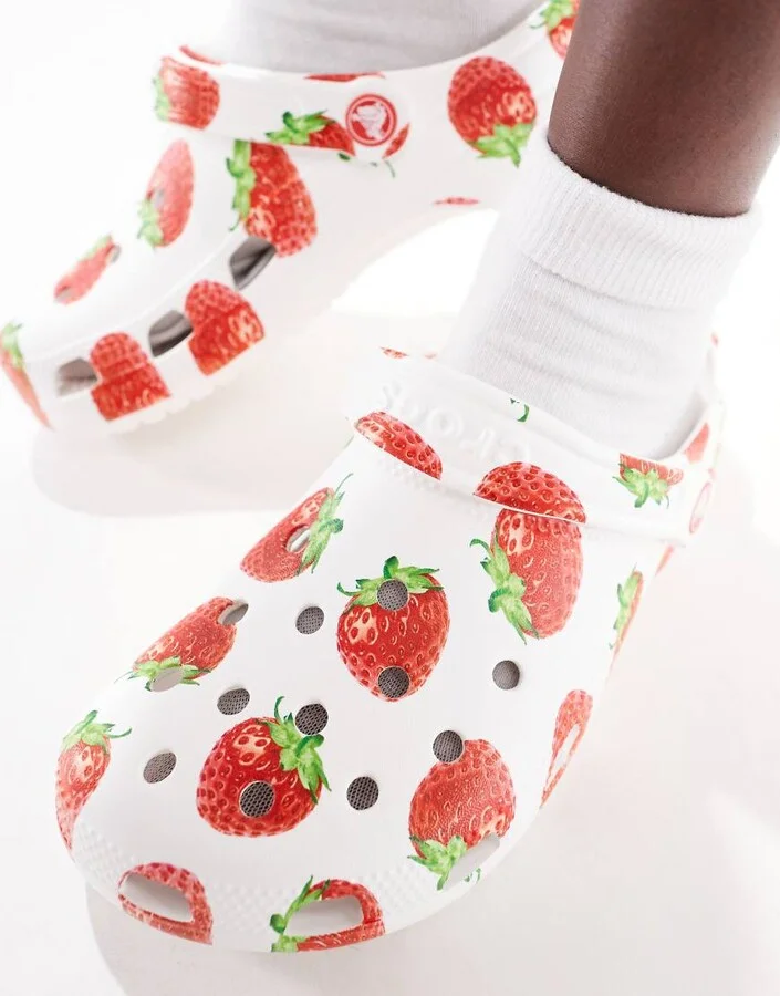Crocs Classic fresh fruits strawberry print clog - Image 4