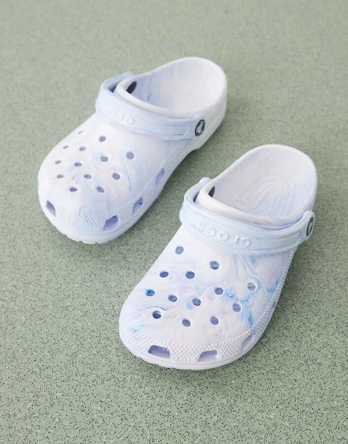 Crocs classic marble clogs in blue - Image 3
