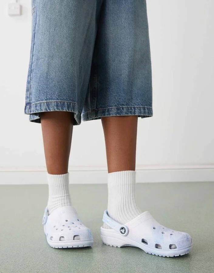 Crocs classic marble clogs in blue - Image 4