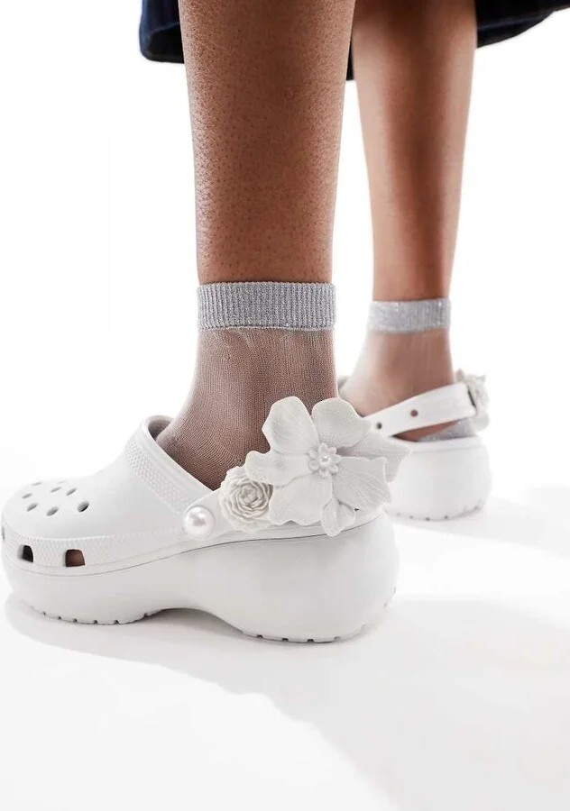 Crocs Classic platform bouquet clogs in moonlight - Image 4