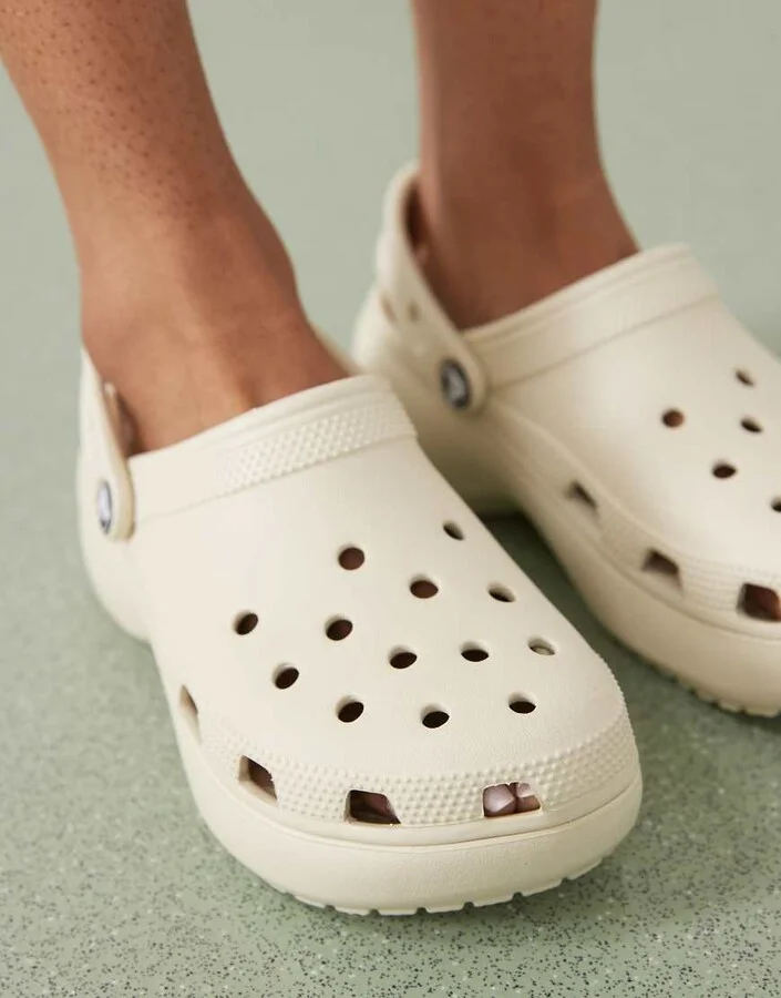Crocs classic platform clogs in bone - Image 4
