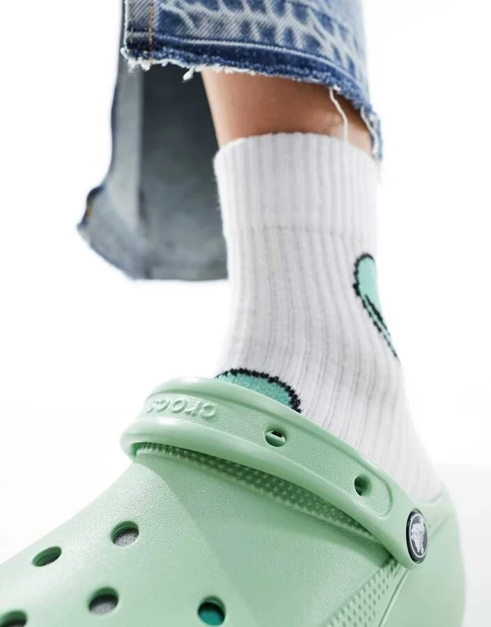 Crocs classic platform clogs in pastel green - Image 2