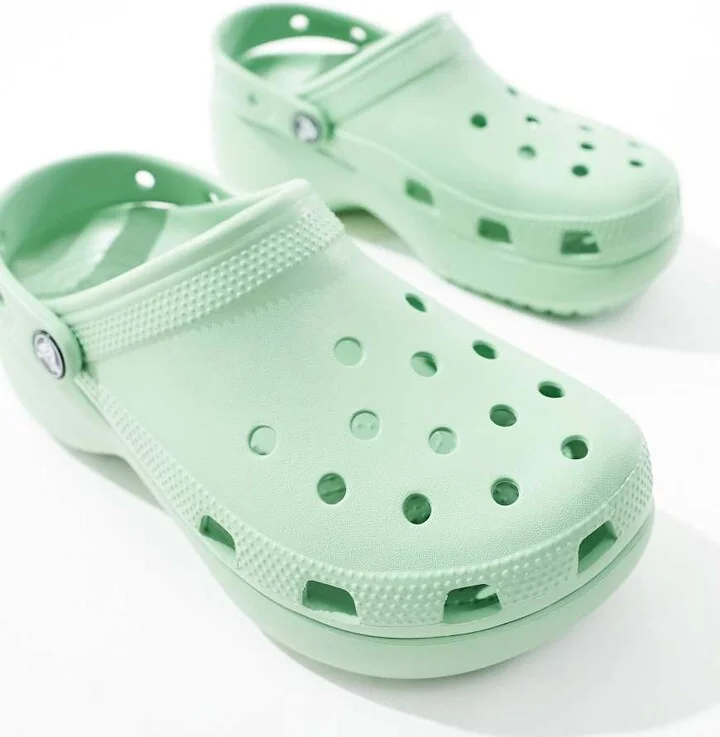 Crocs classic platform clogs in pastel green - Image 3