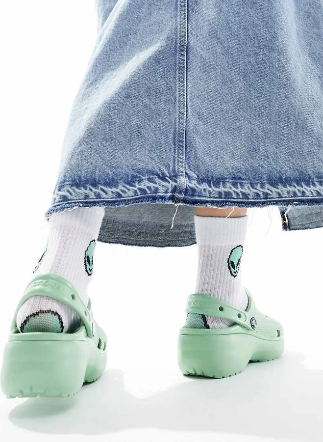 Crocs classic platform clogs in pastel green - Image 4
