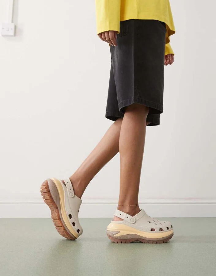 Crocs Mega crush clogs in tonal neutral - Image 4
