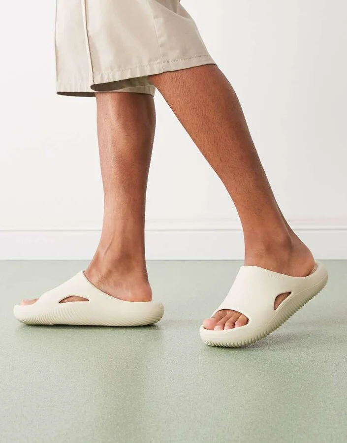Crocs Mellow slides in bone
