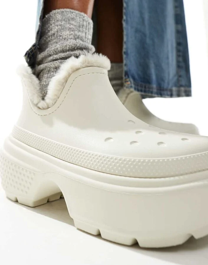 Crocs stomp lined shorty boot in cream - Image 3