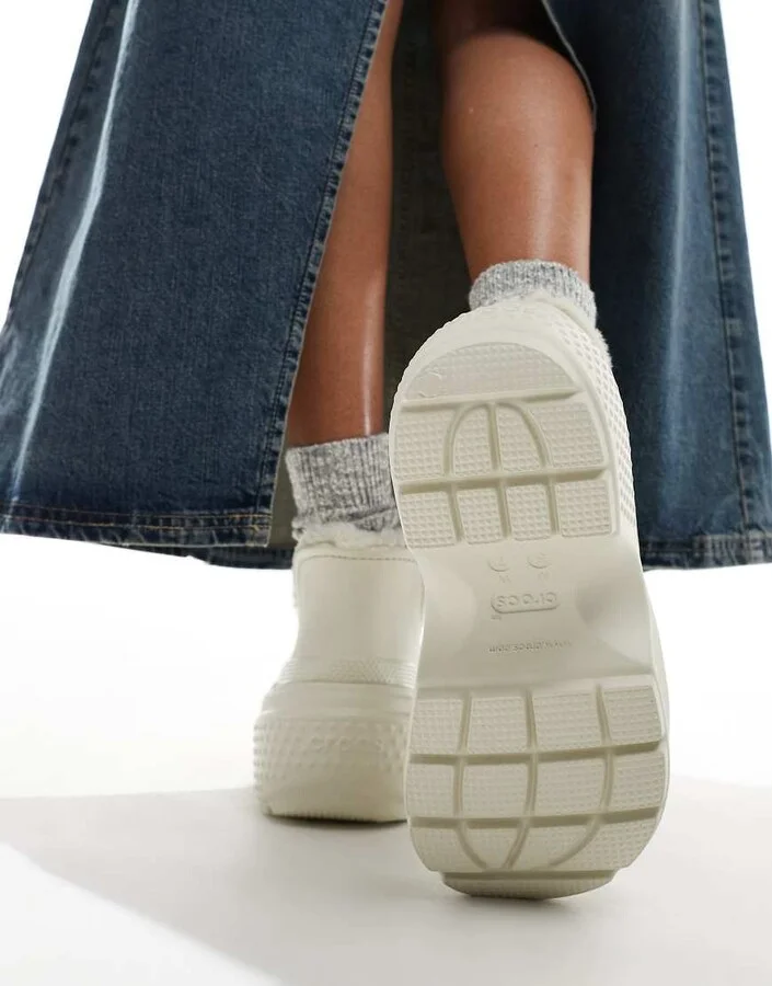 Crocs stomp lined shorty boot in cream - Image 4