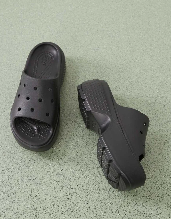 Crocs Stomp stacked slides in black - Image 3