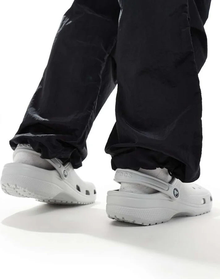 Crocs Unisex Classic clogs in atmosphere gray - Image 4