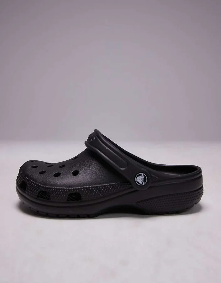 Crocs unisex classic clogs in black - Image 2