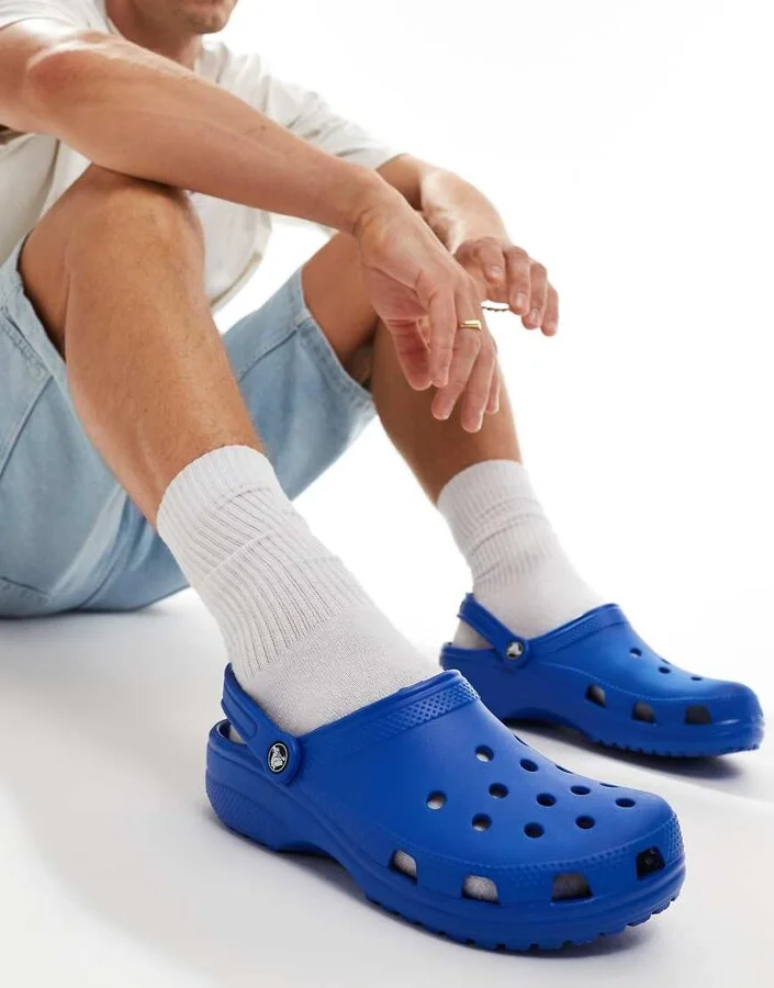 Crocs Unisex Classic clogs in blue - Image 3