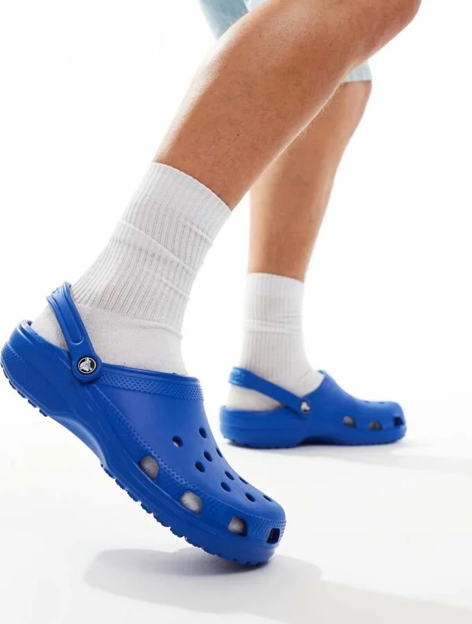 Crocs Unisex Classic clogs in blue - Image 4