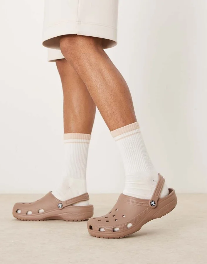 Crocs Unisex classic clogs in latte brown