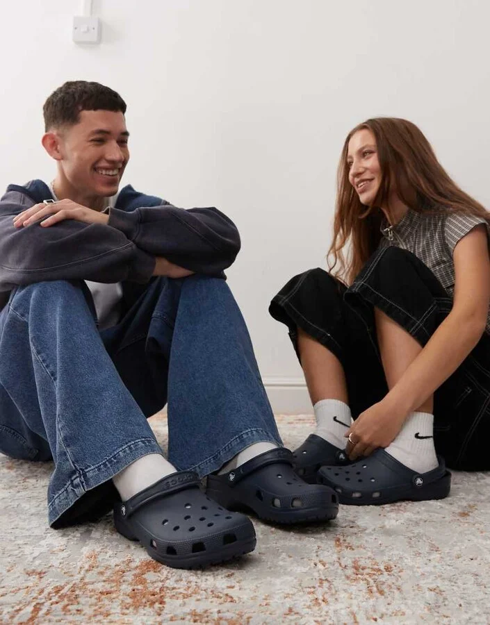 Crocs unisex classic clogs in navy - Image 4