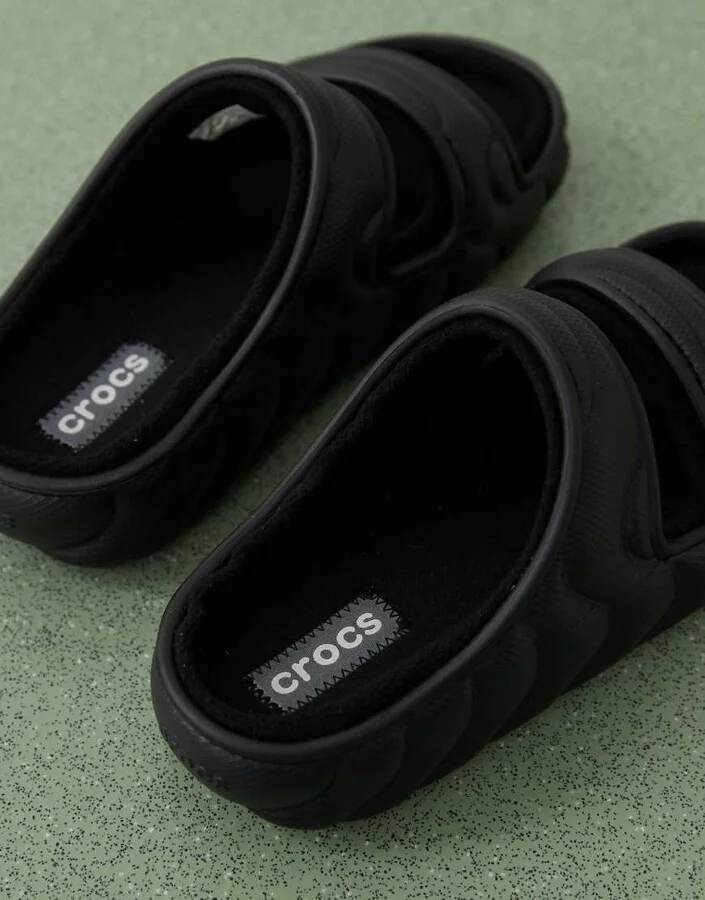 Crocs Unisex Classic cozzzy overpuff sandals in black - Image 2