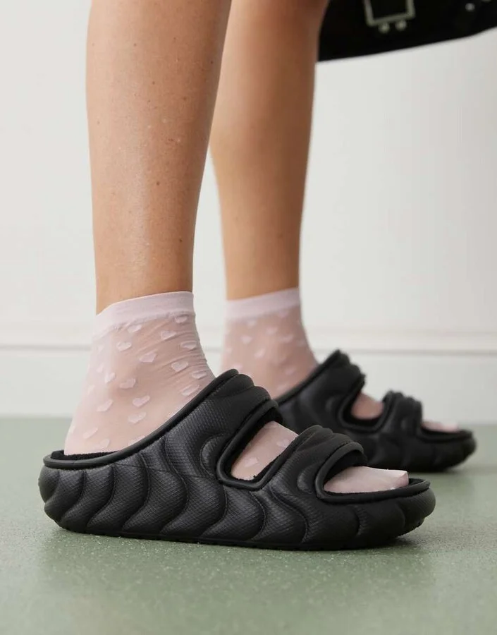 Crocs Unisex Classic cozzzy overpuff sandals in black - Image 4