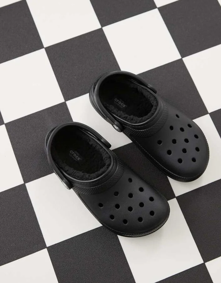 Crocs unisex classic lined clogs in black - Image 2