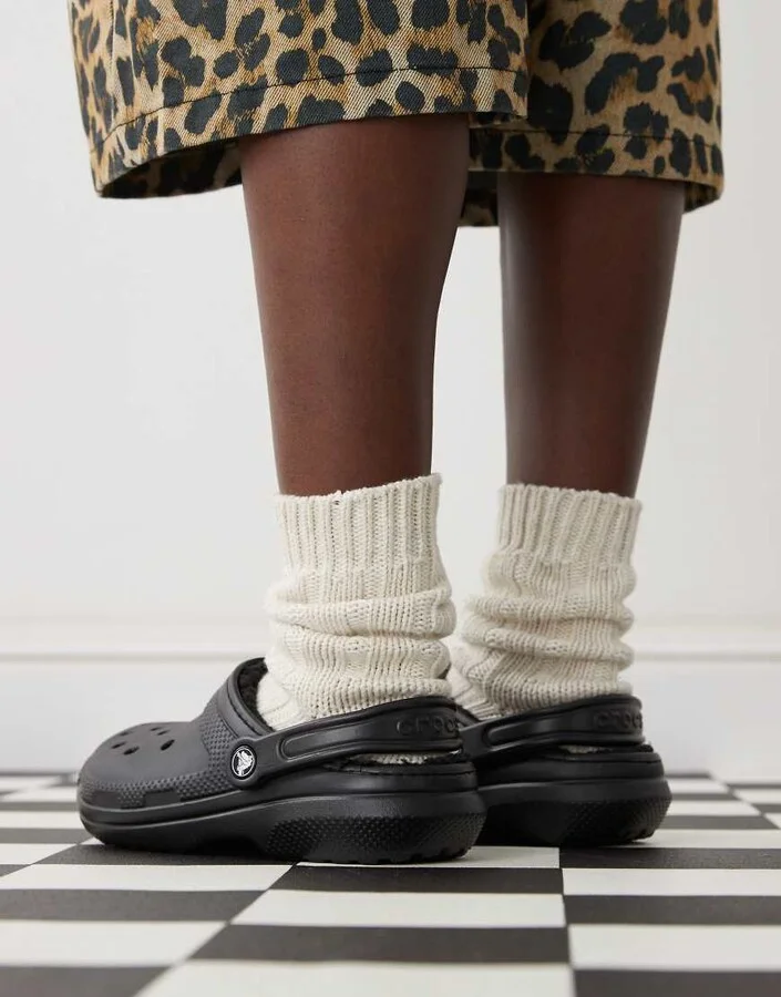 Crocs unisex classic lined clogs in black - Image 3