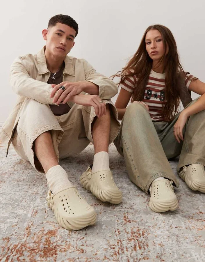 Crocs Unisex Echo clogs in bone - Image 3