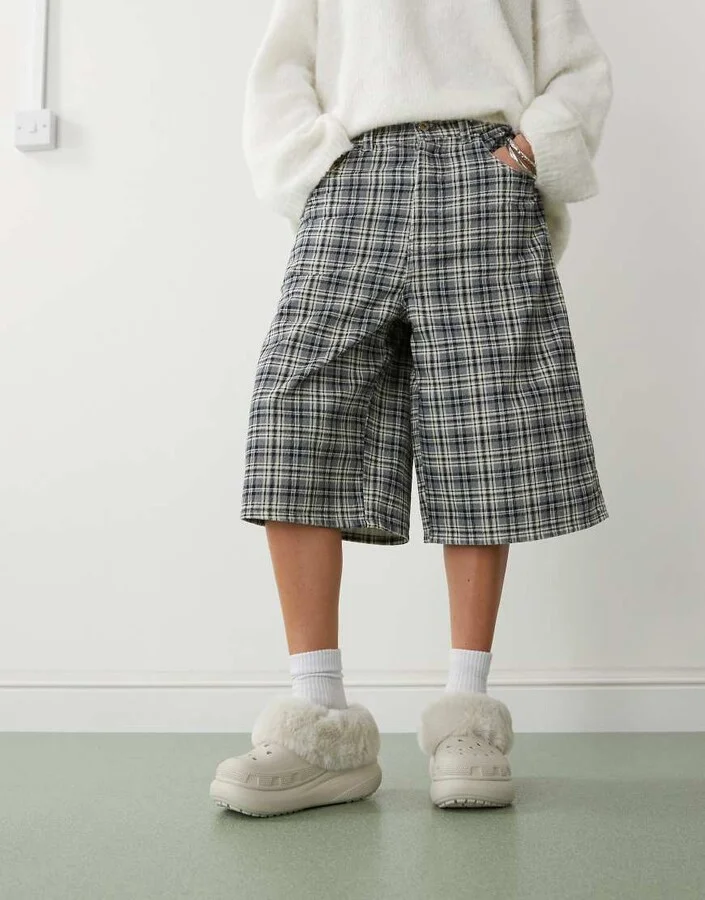 Crocs unisex furever crush fur lined clog in pumice - Image 4