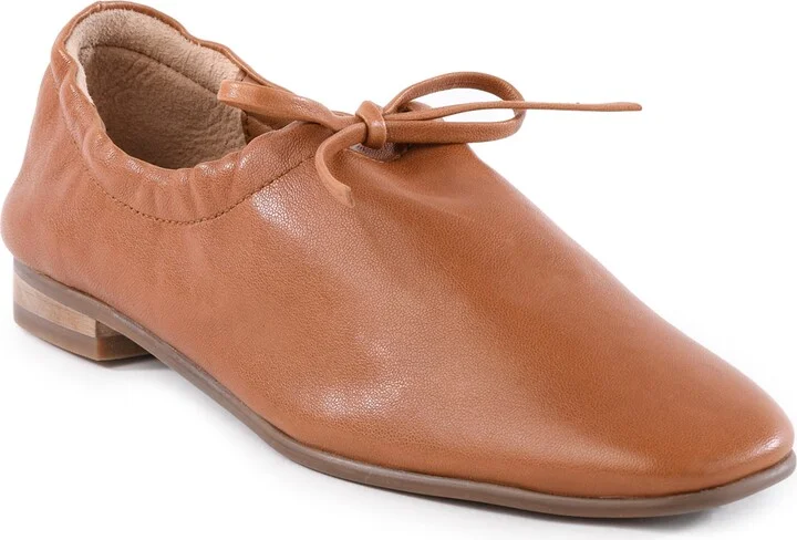 Curtsy Flat