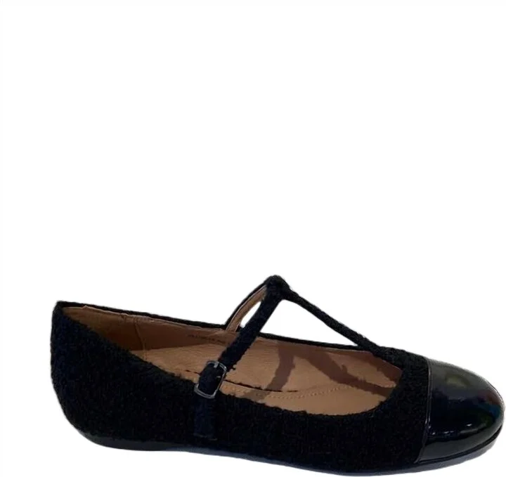 Daniella Flat In Black