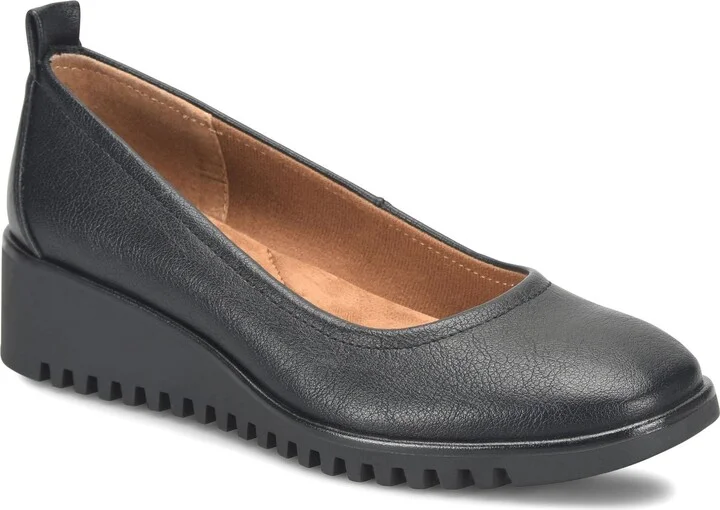 Darcie Wedge Flat