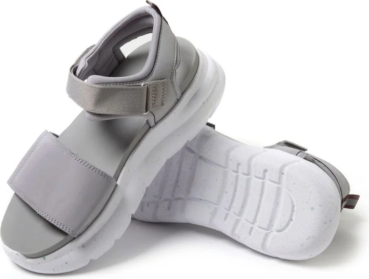 Dearfoams Women's Daylen Adjustable Strap Platform Sandal - Image 2