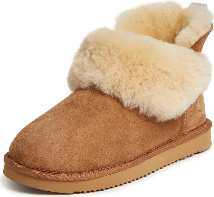 Dearfoams Women's Fireside Perth Genuine Shearling Indoor/Outdoor Water Resistant Foldover Boot