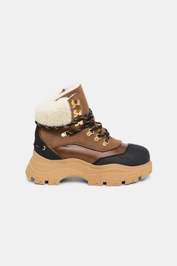 Duck boots with sheepskin lining