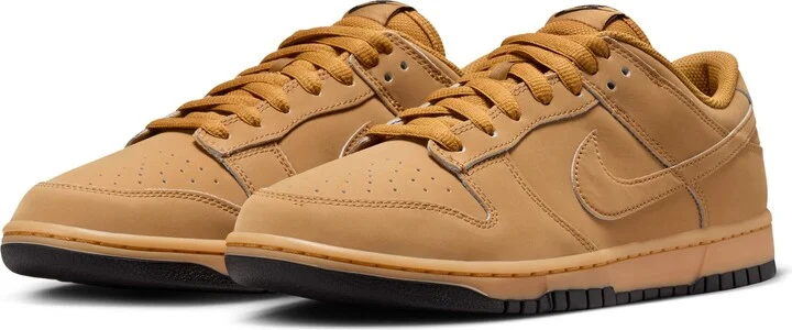 Dunk Low Retro SE Basketball Sneaker