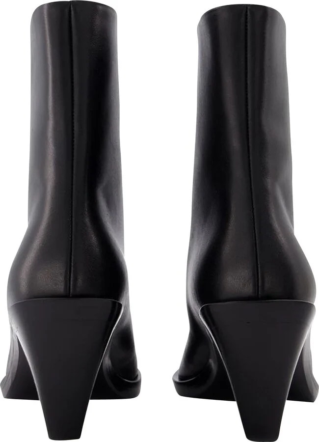 Eclair Zipper Boots in Black Leather