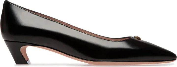 Emblem-plaque leather pumps